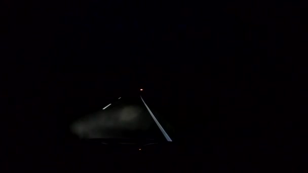 Suv Jazdy Nocnej Drodze Górzystym Obszarze — Wideo stockowe