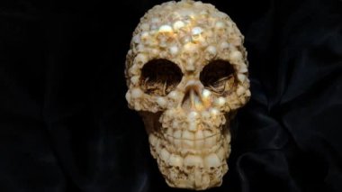 Küçük bir dekoratif yapay insan kafatasında ışık oyunu