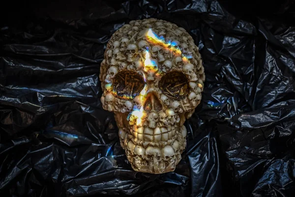 Lek Med Ljus Liten Dekorativ Konstgjord Mänsklig Skalle — Stockfoto