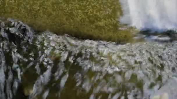 Текстура Воды Горной Реки Возле Каскада — стоковое видео