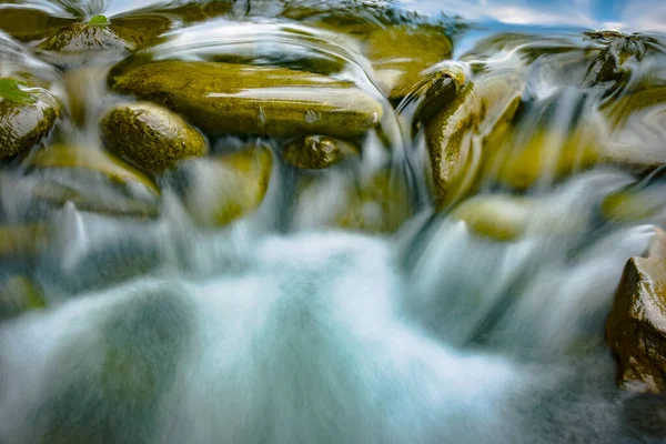 カスケード近くの山の川の水の質感 — ストック写真