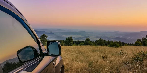 Suv Fährt Einem Sommerabend Einer Bergigen Gegend Mit Blick Auf — Stockfoto