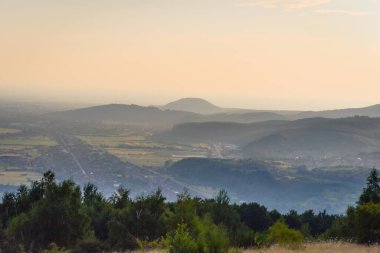 Yaz fırtınasından sonra dağlık arazinin gün batımı