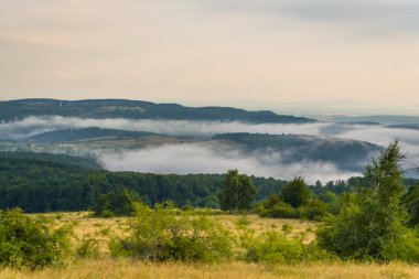 Yaz fırtınasından sonra dağlık arazinin gün batımı