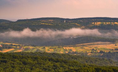 Yaz fırtınasından sonra dağlık arazinin gün batımı