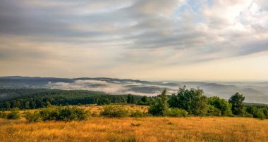 Yaz fırtınasından sonra dağlık arazinin gün batımı