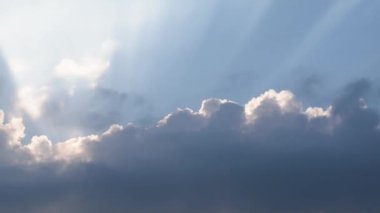 Yaz fırtınasından sonra bulutlu bir gökyüzünün günbatımı manzarasının zaman aşımı