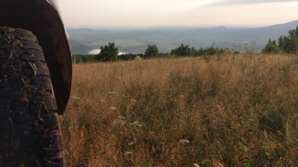 Caducidad Paisaje Montaña Atardecer Después Una Tormenta Verano Con Vehículo — Vídeos de Stock