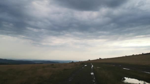 Ein Geländewagen Fährt Nach Einem Sommergewitter Den Karpaten — Stockvideo