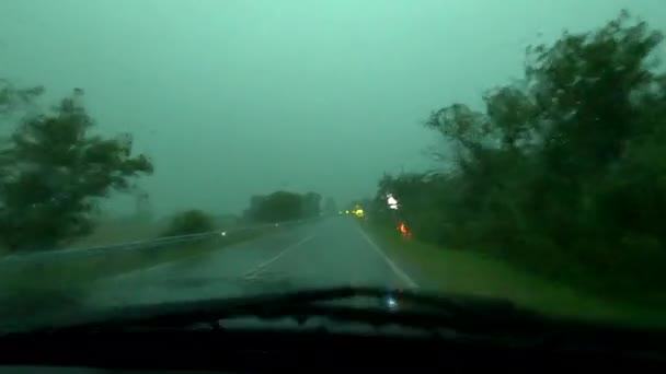 Suv Jeździ Autostradzie Podczas Ulewnego Deszczu Środku Huraganu — Wideo stockowe