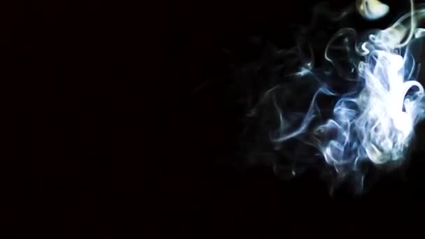 Hermoso Movimiento Humo Haz Luz Sobre Fondo Oscuro — Vídeo de stock