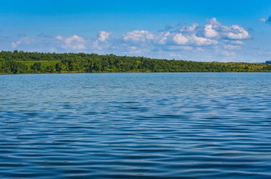 Gün batımından önce yaz gölü manzarası