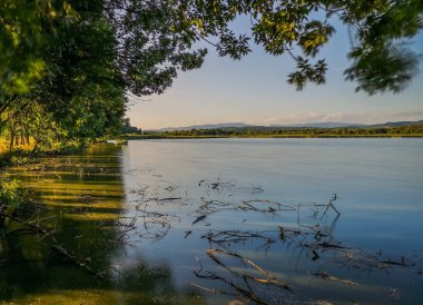Gün batımından önce yaz gölü manzarası