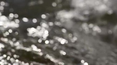 Hızlı bir dağ nehrinin doğal güneşli bokeh 'i