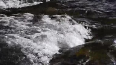 Hızlı bir dağ nehrinin doğal güneşli bokeh 'i