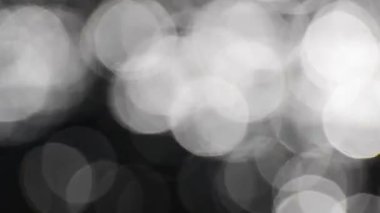 Hızlı bir dağ nehrinin doğal güneşli bokeh 'i