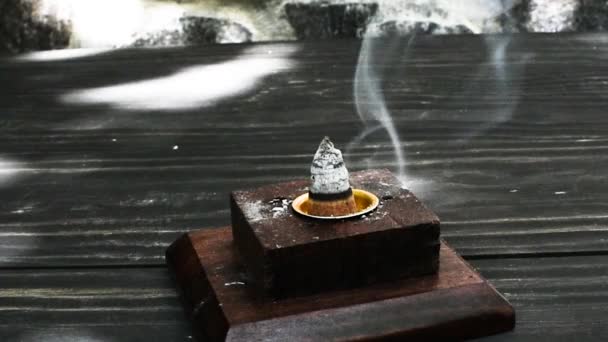 芬芳的锥形仪式蜡烛冒出的烟 — 图库视频影像