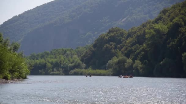 Grupo Personas Distancia Flota Catamaranes Río Montaña — Vídeo de stock
