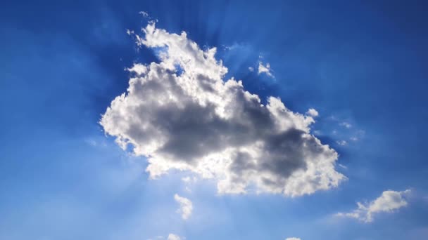 Bulutun Arkasında Güneş Olan Mavi Gökyüzü Manzarasının Zaman Geçişi — Stok video