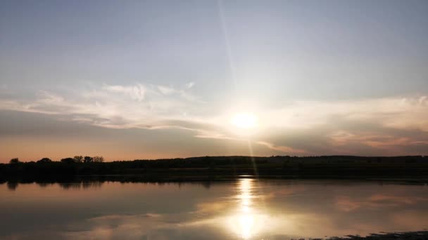 Zeitraffer Landschaft Eines Abendlichen Sommersees Bei Sonnenuntergang — Stockvideo