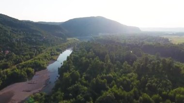 Dağlık kırsal kesimdeki yaz nehrinin hava görüntüleri.
