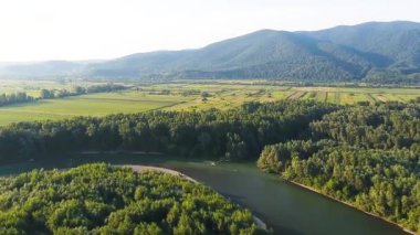 Dağlık kırsal kesimdeki yaz nehrinin hava görüntüleri.