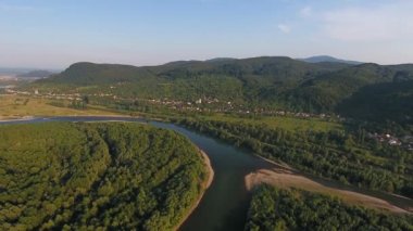 Dağlık kırsal kesimdeki yaz nehrinin hava görüntüleri.