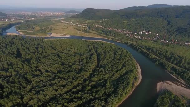 Dağlık Kırsal Kesimdeki Yaz Nehrinin Hava Görüntüleri — Stok video