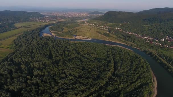 山間部の夏の川の空中映像 — ストック動画