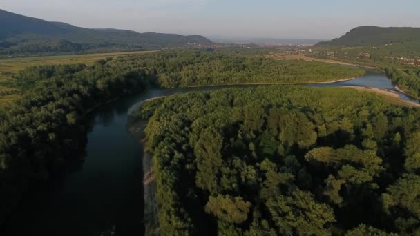 Dağlık Kırsal Kesimdeki Yaz Nehrinin Hava Görüntüleri — Stok video