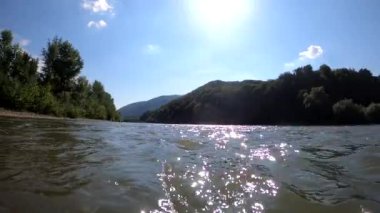 Yazın bir dağ nehrinin sualtı fotoğrafçılığı