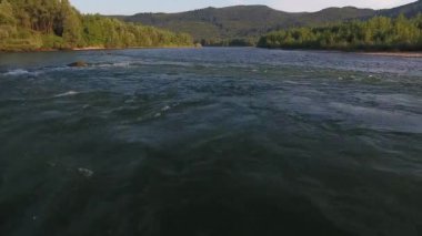 Dağlık kırsal kesimdeki yaz nehrinin hava görüntüleri.