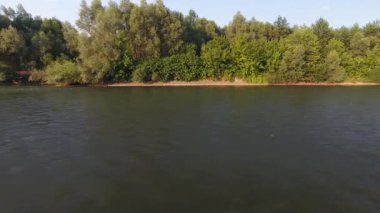 Dağlık kırsal kesimdeki yaz nehrinin hava görüntüleri.