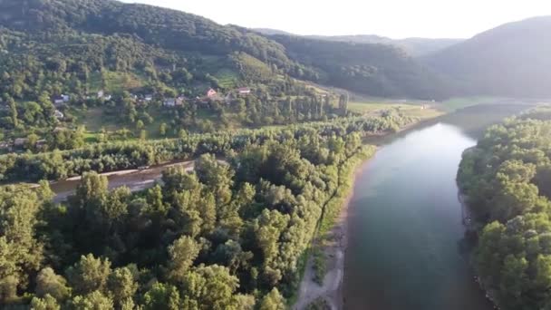 Nagranie Lotnicze Letniej Górskiej Rzeki Górzystej Okolicy — Wideo stockowe