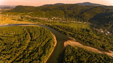 Dağlık kırsal kesimdeki yaz nehrinin hava görüntüleri.