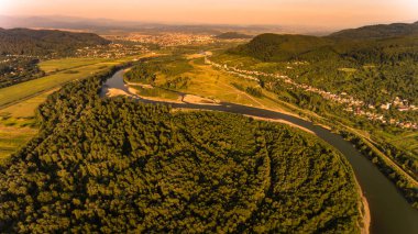 Dağlık kırsal kesimdeki yaz nehrinin hava görüntüleri.
