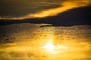 Gün batımında bir yaz gölünün akşam manzarası