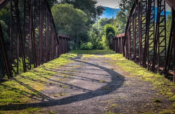 Paisagem Uma Ponte Ferro Abandonada Sobre Rio Montanha — Fotografia de Stock