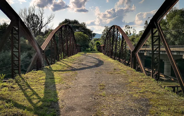 Krajobraz Opuszczonego Żelaznego Mostu Nad Górską Rzeką — Zdjęcie stockowe
