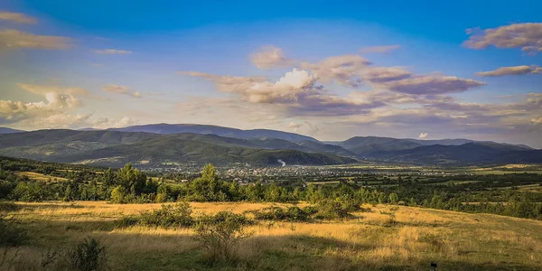 Ländliche Hochlandlandschaft Mit Rauch Auf Dem Feld — Stockfoto