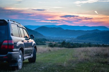 SUV yazın dağlık bir alanda seyahat ediyor.