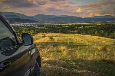 SUV yazın dağlık bir alanda seyahat ediyor.