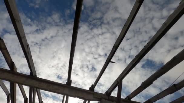 Cielo Azul Con Nubes Que Brillan Través Las Vigas Hormigón — Vídeos de Stock