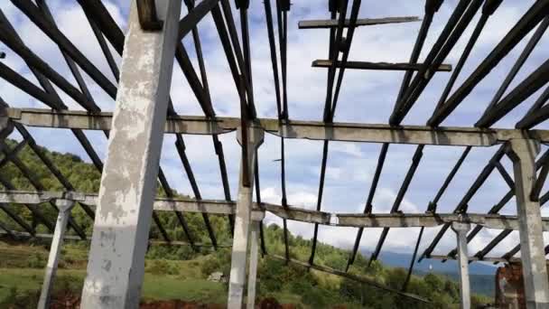 乌云闪烁着 穿过被摧毁的旧农场屋顶的混凝土梁 — 图库视频影像