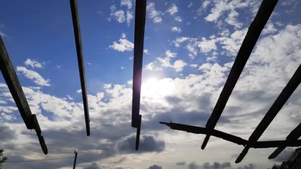 Cielo Azul Con Nubes Que Brillan Través Las Vigas Hormigón — Vídeos de Stock