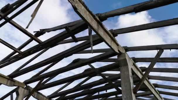 Cielo Azul Con Nubes Que Brillan Través Las Vigas Hormigón — Vídeos de Stock