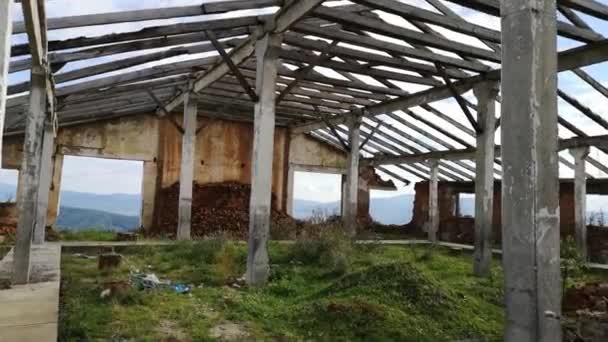 Bâtiment Délabré Une Ferme Abandonnée Sommet Des Montagnes — Video