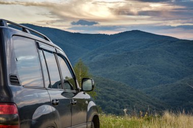 SUV yazın Karpatlar 'da seyahat eder.