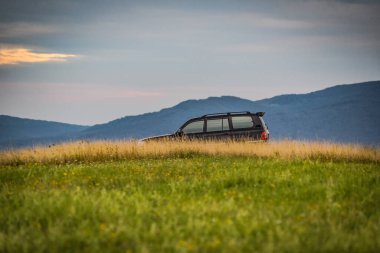 SUV yazın Karpatlar 'da seyahat eder.