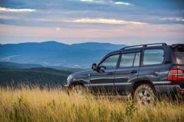 SUV yazın Karpatlar 'da seyahat eder.